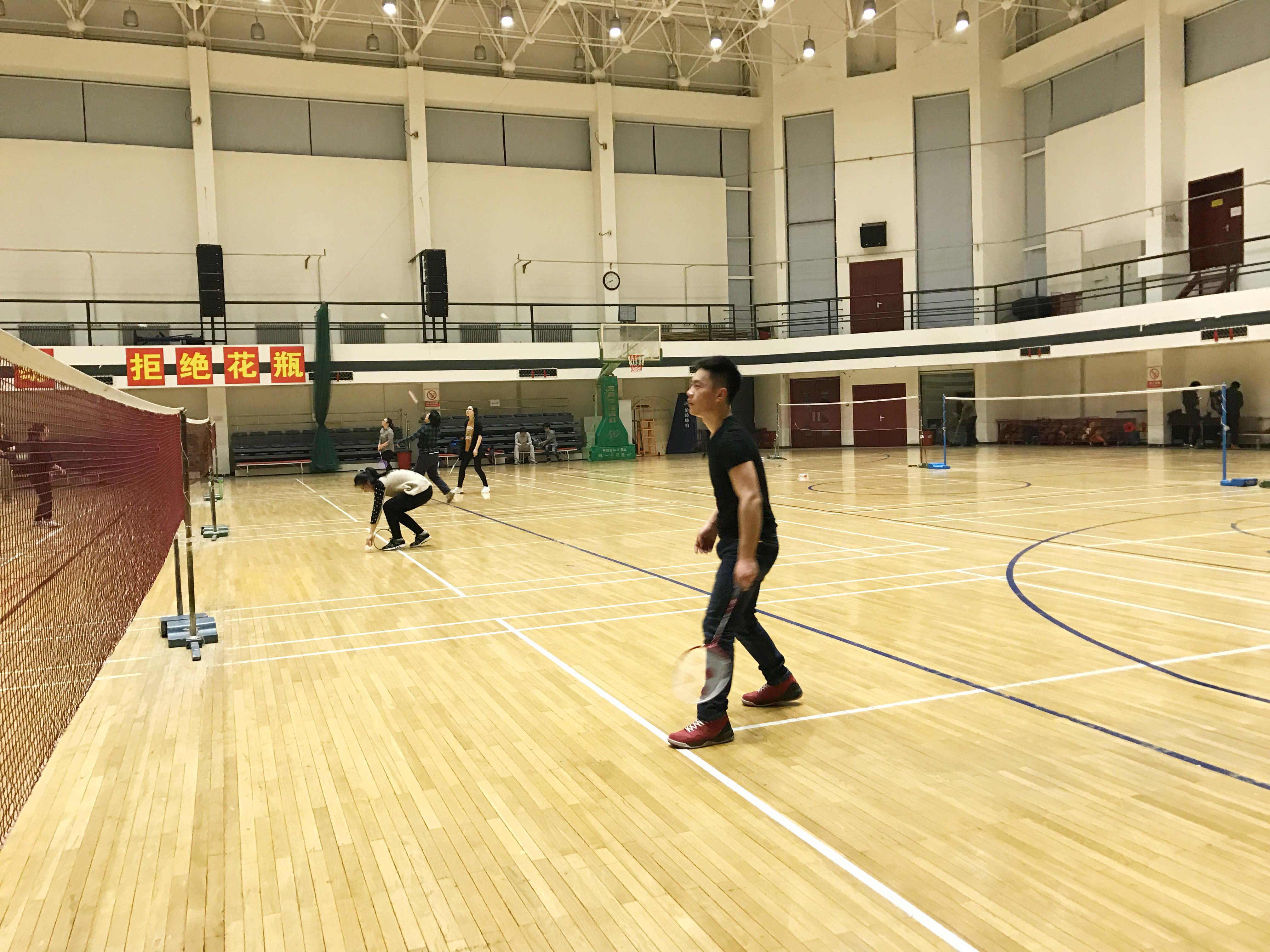 	 北京宏信联合企业管理咨询有限公司逸夫羽毛球场打球
